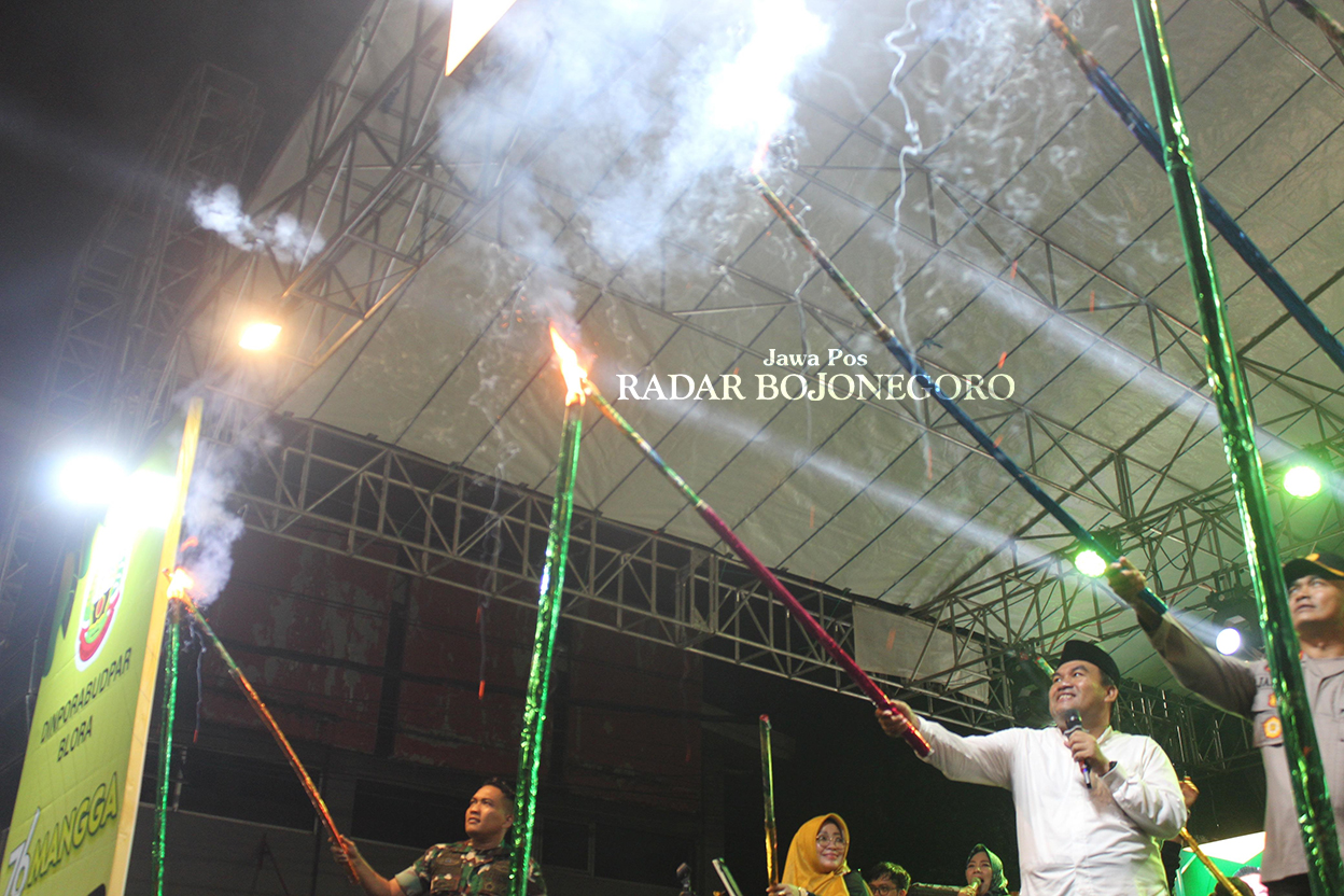 TAHUN BARU: Bupati Blora Arief Rohman bersama Kapolres dan Dandim menyalakan kembang api pada momen perayaan pergantian tahun baru 2024. (ISTIMEWA/RADAR BOJONEGORO)