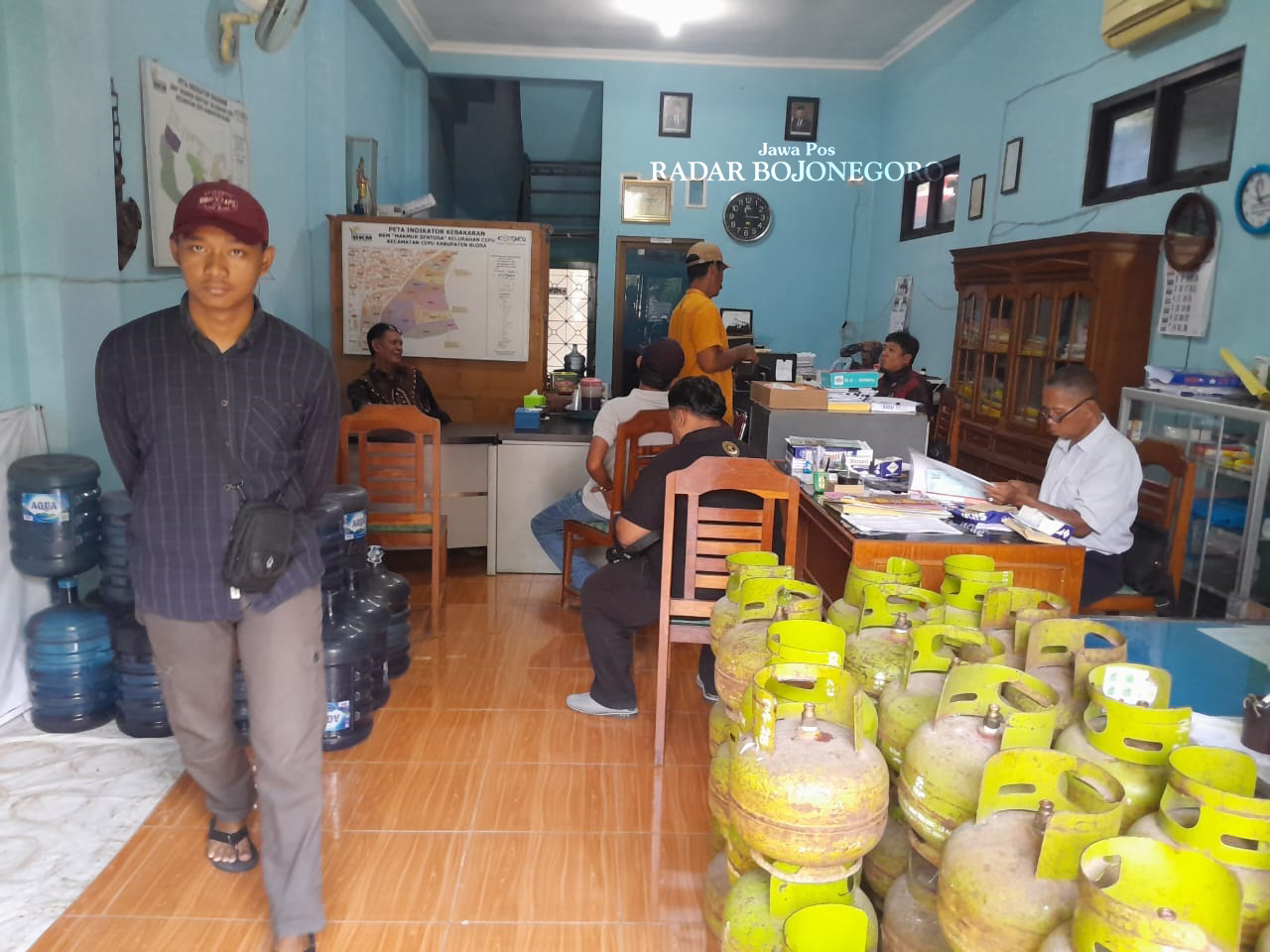 BKM MAKMUR SENTOSA: Beberapa orang sedang beraktivitas di Kantor BKM Makmur Sentosa Kelurahan Cepu. Tampak elpiji yang menjadi unit usaha berjajar di area kantor. (M. LUKMAN HAKIM/RADAR BOJONEGORO)
