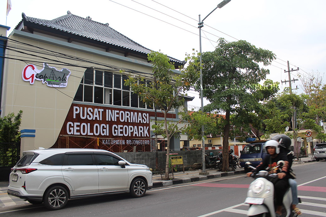GEOPARK: Proses rehabilitasi bangunan gedung eks dinsos di Jalan Panglima Sudirman masih berjalan. Gedung itu beralih fungsi menjadi pusat geologi. (WAHYU DHANI ALFIANSYAH/RADAR BOJONEGORO)