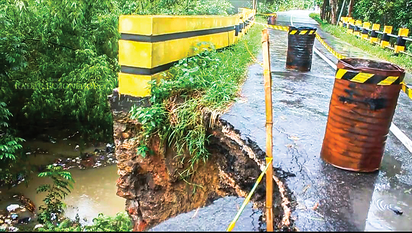 RUSAK: Jembatan Kalirejo di Kecamatan Banjarejo longsor pada 15 Desember lalu. Perbaikan diperkirakan akan dimulai tahun depan. (ISTIMEWA/RADAR BOJONEGORO)