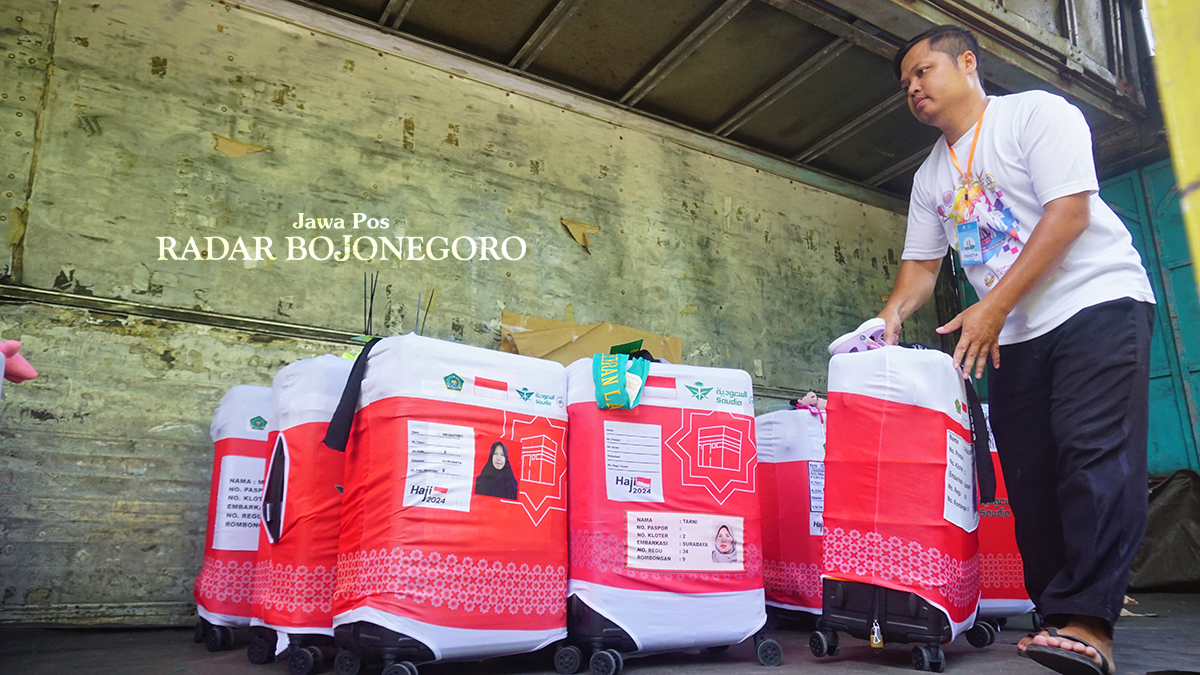 KOPER CJH: Ratusan koper CJH 2024 diangkut truk untuk dibawa ke Asrama Haji Surabaya pada 10 Mei lalu. (YUAN EDO RAMADHANA/RADAR BOJONEGORO)