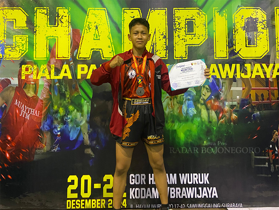 PRESTASI: Valentino, siswa SMPN 1 Sumberrejo pamerkan medali perak dan sertifikat Kejurprov Muaythai 2024 Brawijaya. (ISTIMEWA/RADAR BOJONEGORO)