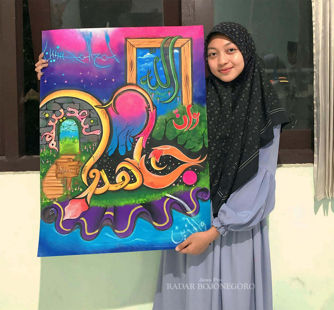 PAMER KARYA: Yuli Fajriati menunjukkan salah satu kaligrafi karyanya. (IRVAN RAMADHON/RADAR BOJONEGORO)