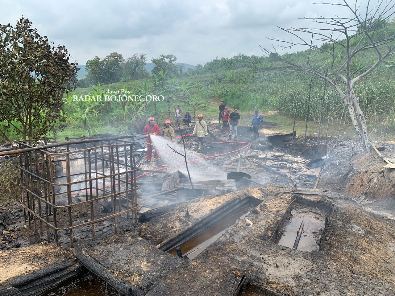 PADAMKAN API: Petugas Dinas Damkarmat memadamkan kobaran api. Selama 2024 tercatat 70 rumah terbakar. Penyebab utamanya kelalaian. (DHANI WAHYU ALFIANSYAH/RADAR BOJONEGORO)