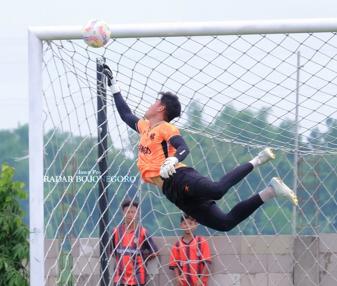 KESULITAN TEMPAT LATIHAN: Persibo saat latihan di Stadion Letjend Soedirman, saat ini dalam perbaikan. Sehingga, kesulitan tempat latihan. (IRVAN RAMADHON/RADAR BOJONEGORO)