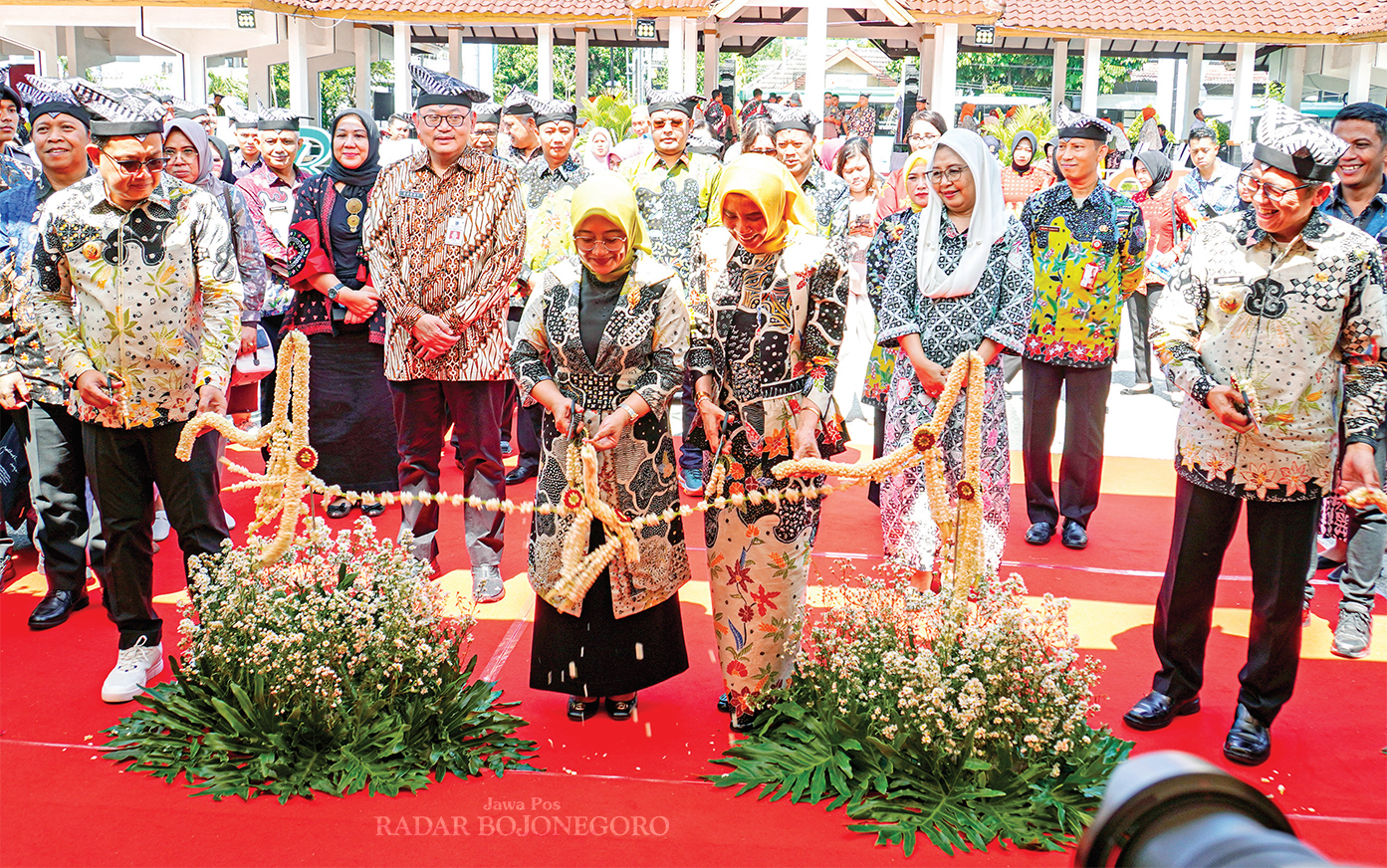 POTONG PITA: Pekan batik daerah dibuka oleh ketua Dekranasda Jatim dan ketua Dekranasda Bojonegoro. Sekaligus istri Pj Gubernur dan Pj Bupati. (ISTIMEWA/RADAR BOJONEGORO)
