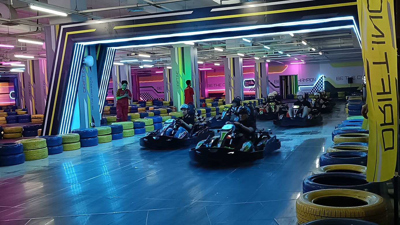 Kini bermain gokart tidak perlu takut berpanas-panasan atau terlalu jauh dari kota. (YUAN EDO/RADAR BOJONEGORO)