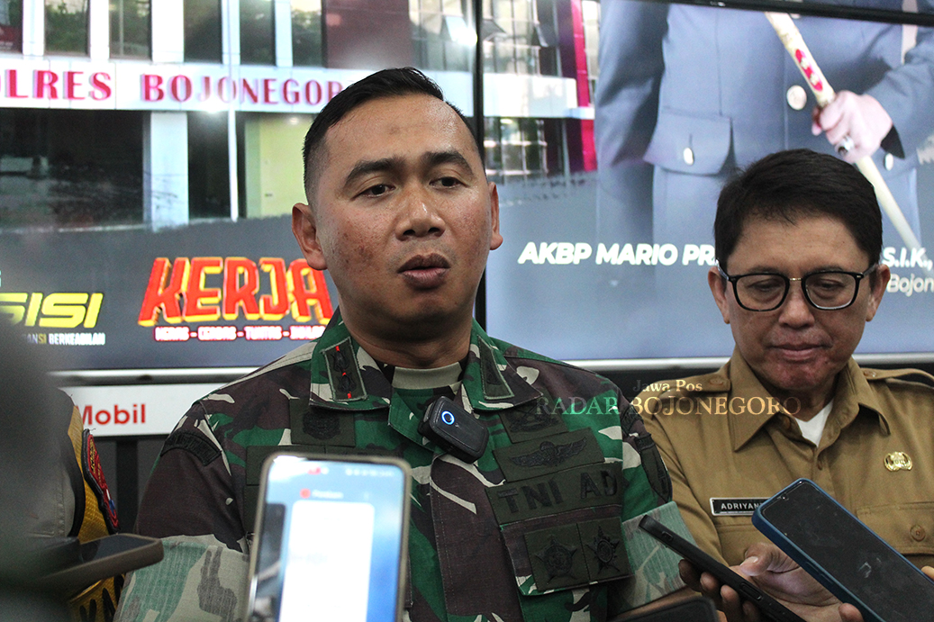 KLARIFIKASI: Dandim 0813 Bojonegoro Letkol Czi Arief Rochman Hakim memberikan keterangan terkait adanya informasi pencatutan nama TNI di program makan bergizi gratis. (DHANI WAHYU ALFIANSYAH/RADAR BOJ