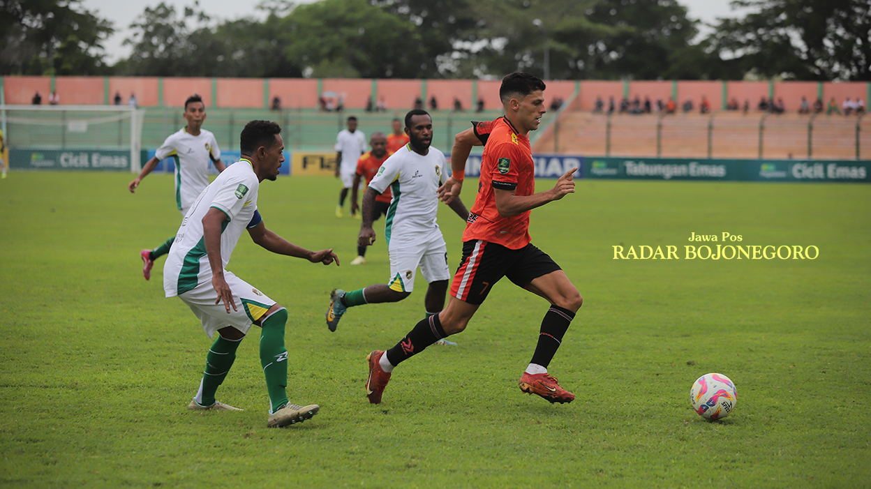 SETIA BERSAMA PERSIBO: Vitor Barata masih setia bersama Persibo hingga akhir musim. Manajemen pastikan rumor hengkang dan bergabung Persebaya Surabaya di bursa transfer ini tidak benar. (YUAN EDO/RADA