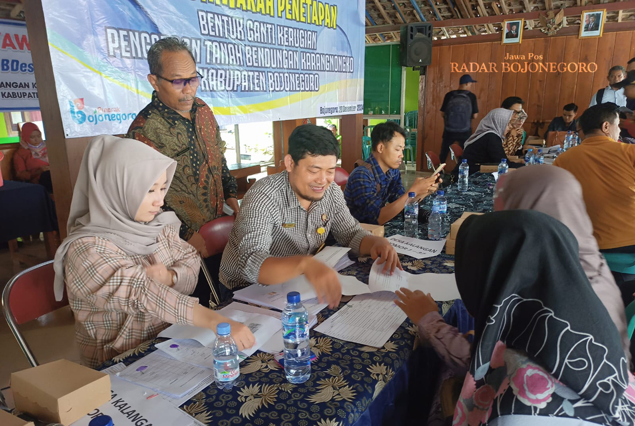 CAIR: Warga menerima pencairan ganti untung lahan proyek bendungan Karangnongko, di Balai Desa Kalangan, Kecamatan Margomulyo. (YANA DWI KURNIYA WATI/RADAR BOJONEGORO)