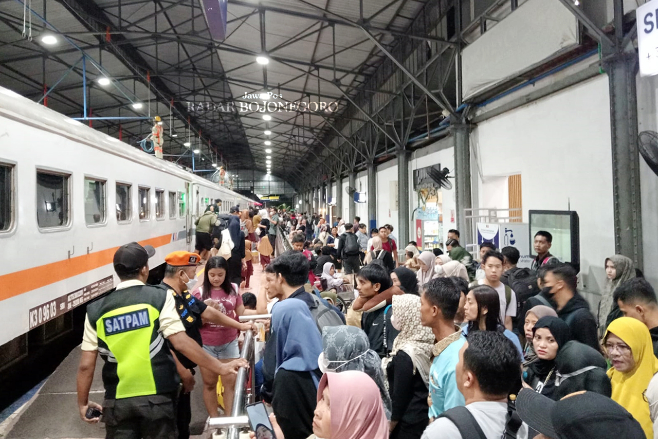 LIBUR NATARU: Ratusan penumpang arus balik libur nataru berjubel di peron Stasiun Cepu hendak naik ke gerbong kereta api, Rabu (1/1). (M. LUKMAN HAKIM/RADAR BOJONEGORO)