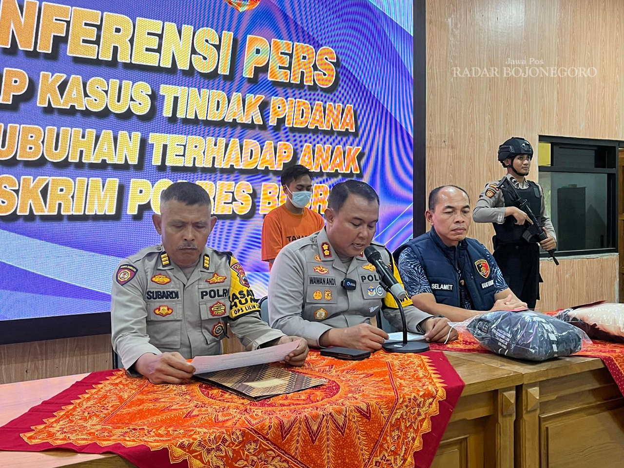 PEMERKOSAAN: Polres Blora menggelar konferensi pers kasus persetubuhan anak di bawah umur dengan memamerkan tersangka bernama Dion asal Kecamatan Banjarejo. (ISTIMEWA/RADAR BOJONEGORO)