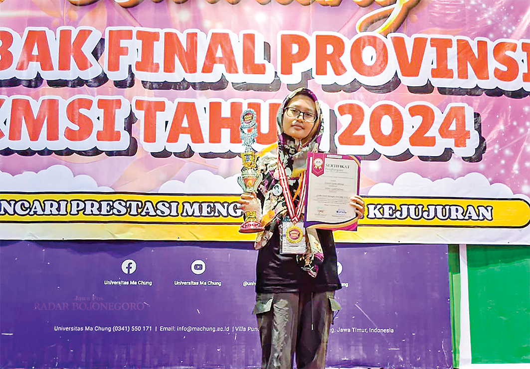 JUARA NASIONAL: Danisy Faiha Rifdah menunjukkan piala dan piagam Juara Olimpiade Bahasa Inggris KMSI Tingkat Nasional 2024 (ISTIMEWA/RADAR BOJONEGORO)