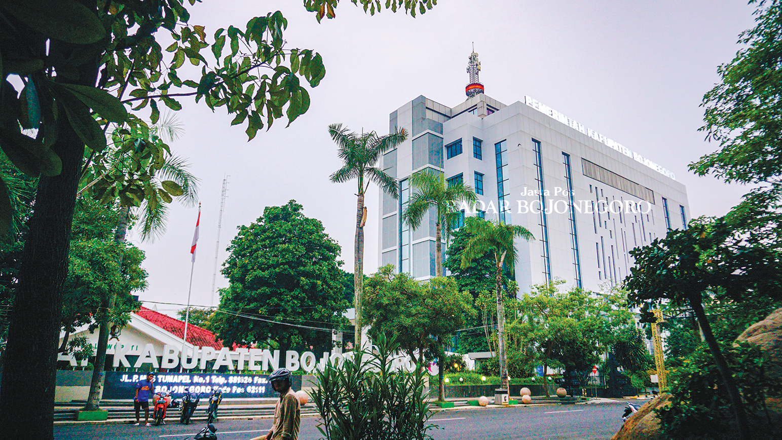PUSAT PEMERINTAHAN: Gedung Pemkab Bojonegoro tujuh lantai ini pusat dari kebijakan dan serapan APBD. Sejak 2020 serapan APBD belum maksimal, setiap tahun menyisakan silpa lebih dari Rp 2 triliun.