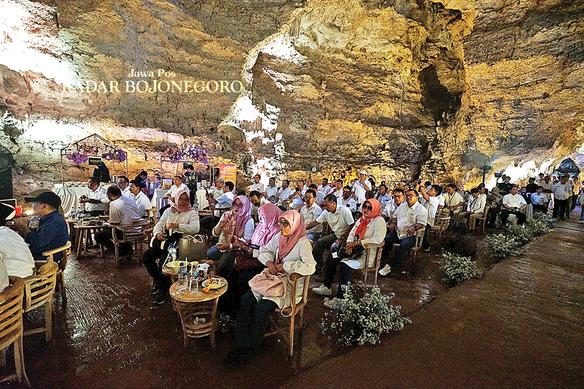 RAPAT: Jajaran OPD Pemkab Blora mengikuti agenda penyerahan dokumen pelaksanaan anggaran (DPA) 2025 di Gua Terawang Ecopark, Kamis (2/1). (ISTIMEWA/RADAR BOJONEGORO)
