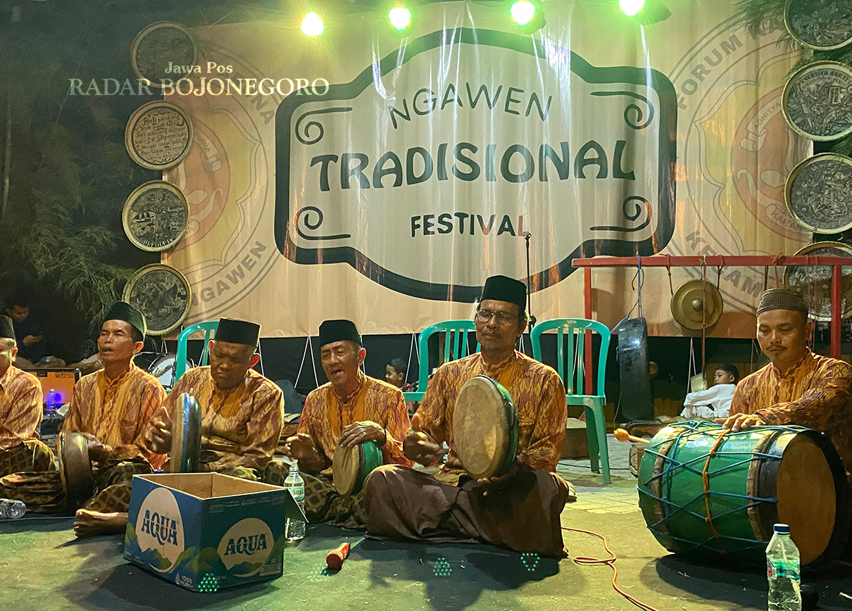 LESTARIKAN BUDAYA: Para pria paro baya asal Desa Talokwohmojo, Kecamatan Ngawen menampilkan seni jedoran di acara Ngawen Traditional Festival 2024, Minggu (29/12/2024). (ISTIMEWA/RADAR BOJONEGORO)