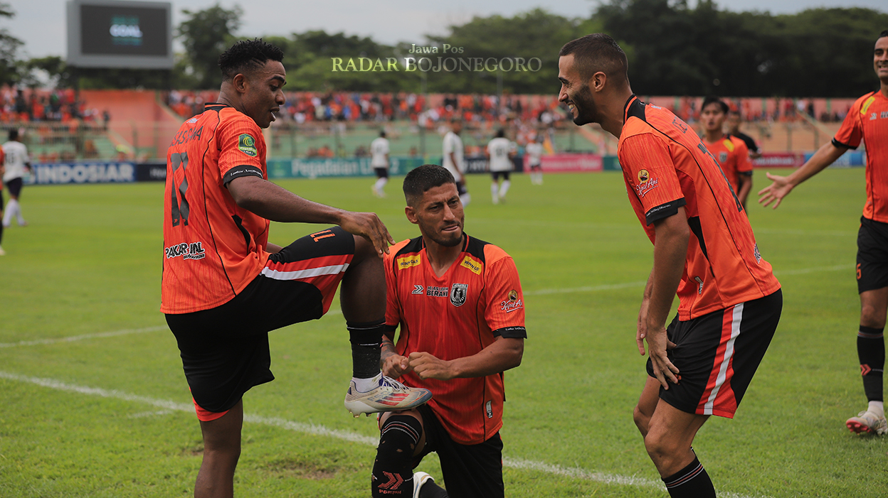 PESTA GOL: Osas Saha bersama kolega pesta gol saat menjamu Rans Nusantara FC di Stadion Letjend Soedirman kemarin (4/1). (YUAN EDO/RADAR BOJONEGORO)
