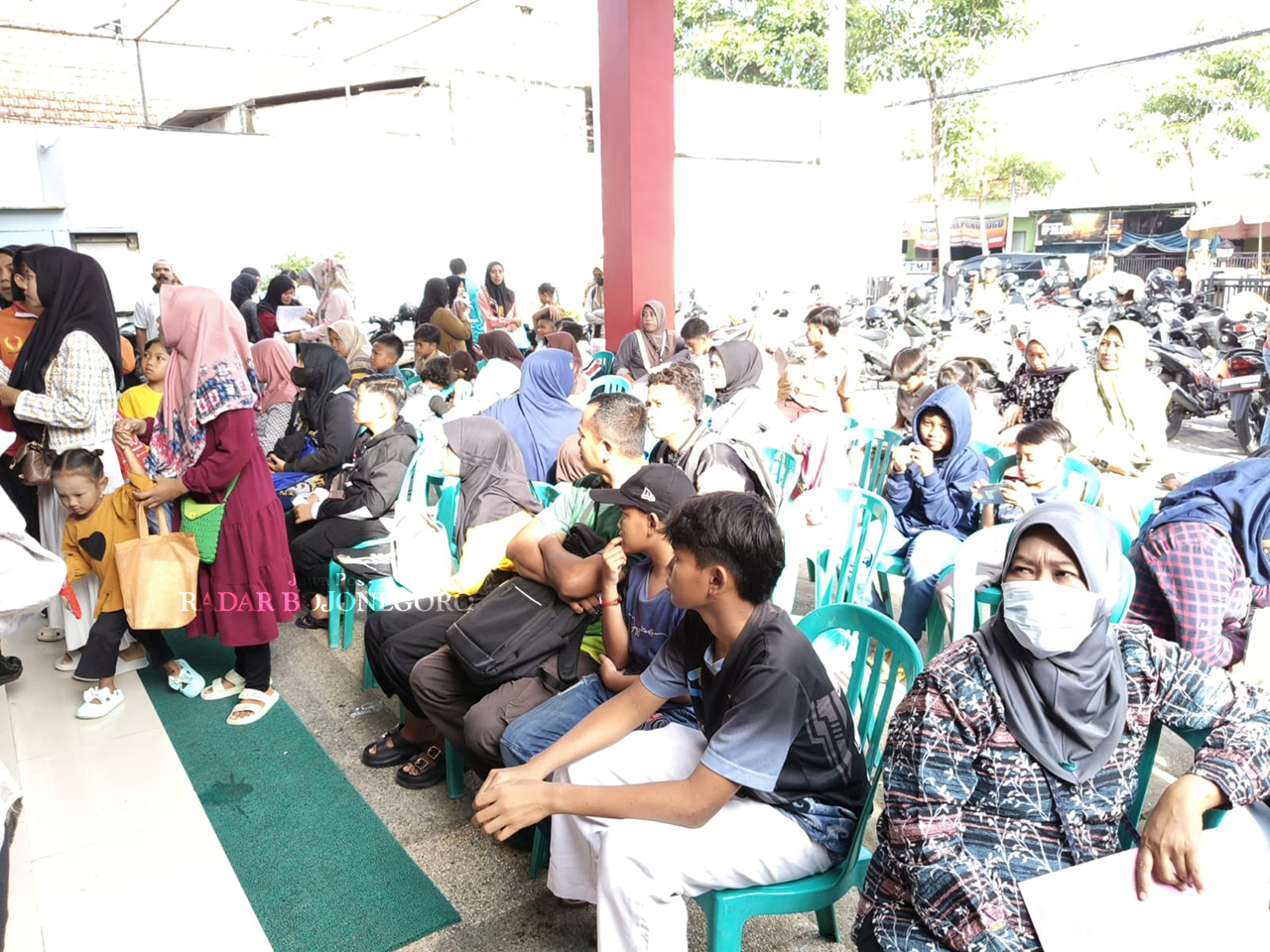 ANTRE: Wali siswa penerima intensif K&rsquo;POB sedang antre pencairan di Bank Daerah BPR Bojonegoro. (IRVAN RAMADHON/RADAR BOJONEGORO)