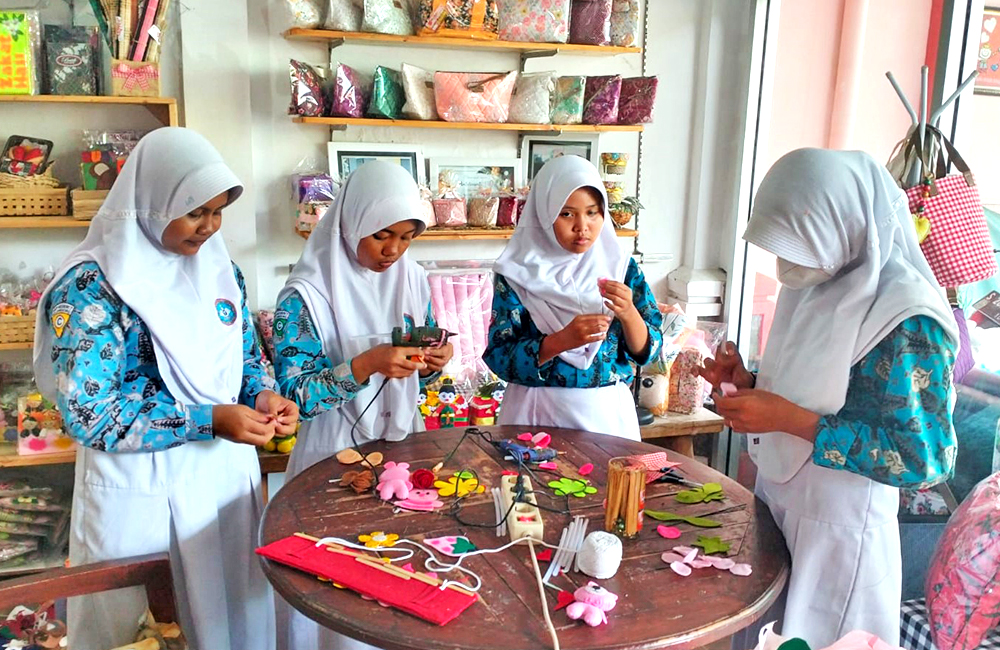 ULET: Keuletan Mintorowati belajar menekuni aneka kerajinan tangan secara otodidak membuahkan hasil. Acapkali terima kunjungan siswa sekolah yang ingin belajar.
