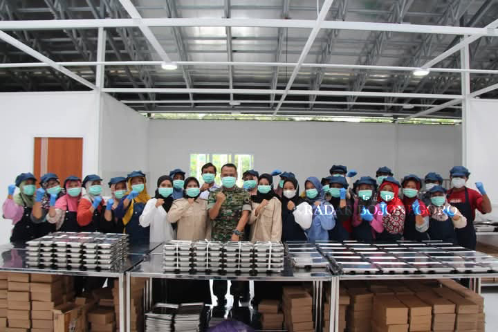 MAKAN GRATIS: Dandim 0721 Blora Letkol Czi Yuli Hartanto bersama petugas SPPG sedang mempersiapkan program makan bergizi gratis di dapur sehat. (ISTIMEWA/RADAR BOJONEGORO)