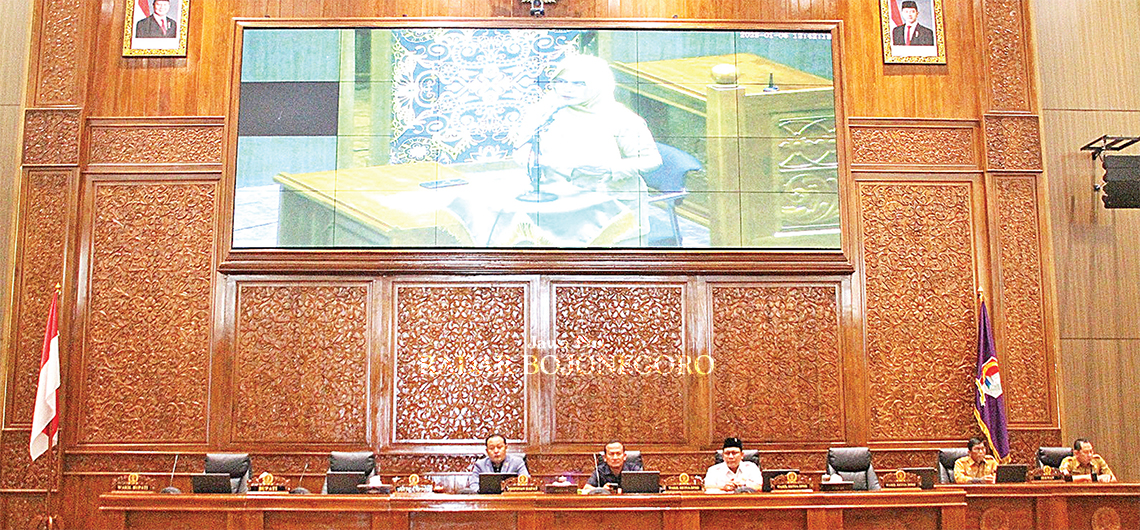 PARIPURNA: Rapat paripurna pembukaan masa sidang 2025 dipimpin Ketua DPRD Bojonegoro Abdulloh Umar didampingi dua Wakil Ketua DPRD Sahudi dan Bambang Sutriyono kemarin (6/1). (ISTIMEWA/RADAR BOJONEGOR