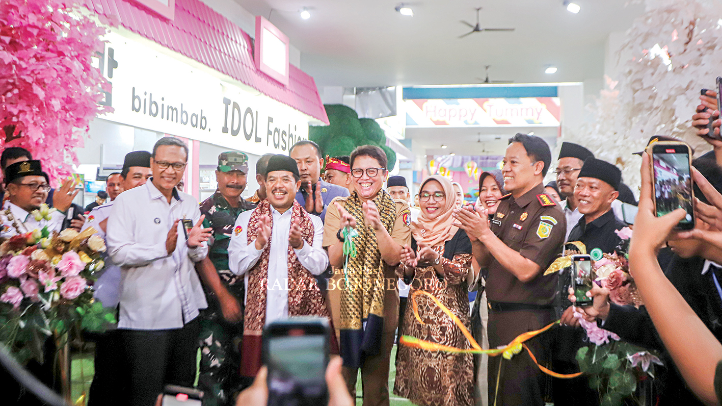 SINERGITAS: Kabid Pemna Kanwil Kemenag Jatim bersama Pj Bupati Bojonegoro memotong pita dalam proses pembukaan Expo Kemenangan Bojonegoro 2025 di Go Fun Entertainment kemarin (6/1). (ISTIMEWA/RADAR BO