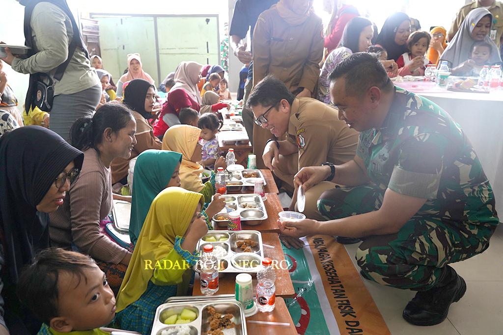 MAKAN GRATIS: Pj Bupati Adriyanto bersama Forkopimda Bojonegoro membagikan makan bergizi gratis bagi siswa kemarin. (DEWI SAFITRI/RADAR BOJONEGORO)