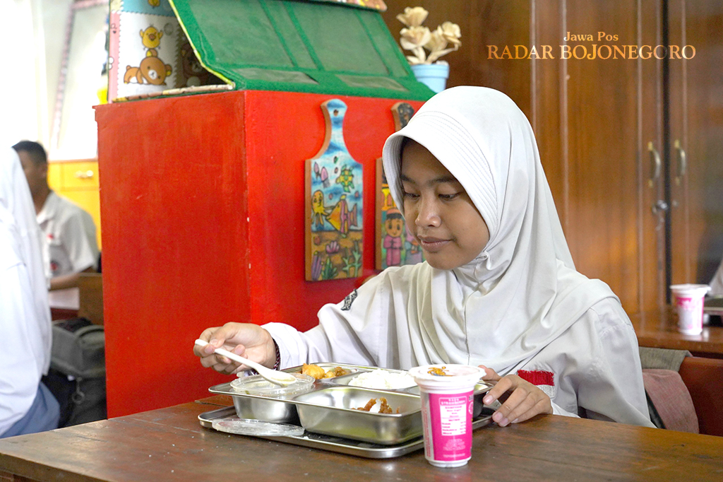 MAKAN DULU: Siswa makan siang gratis dari pemerintah, sesuai janji kampanye Presiden Prabowo. (DEWI SAFITRI/RADAR BOJONEGORO)