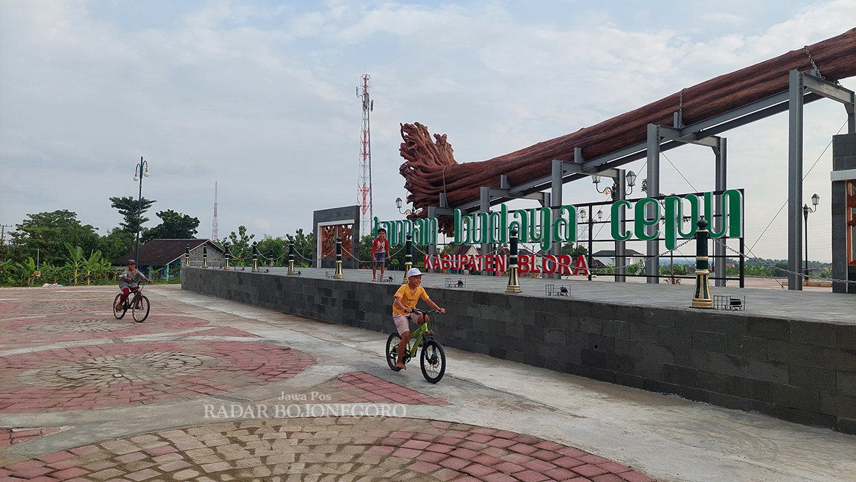 SEPI: Suasana Taman Budaya Cepu tampak sepi dan belum terlihat ada geliat ekonomi warga. Padahal taman tersebut diproyeksikan sebagai magnet untuk kawasan Cepu. (M. LUKMAN HAKIM/RADAR BOJONEGORO)