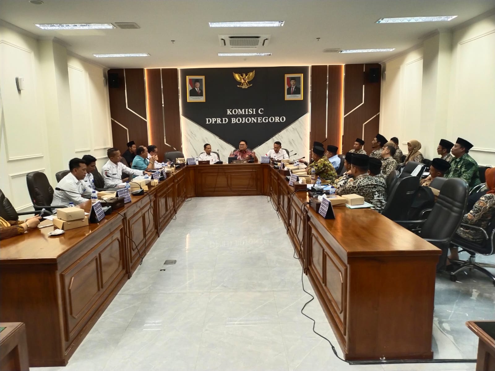 SAMPAIKAN ASPIRASI: FGSNI Bojonegoro menyampaikan keluhannya kepada Komisi C DPRD Bojonegoro kemarin.  (ISTIMEWA/RADAR BOJONEGORO)