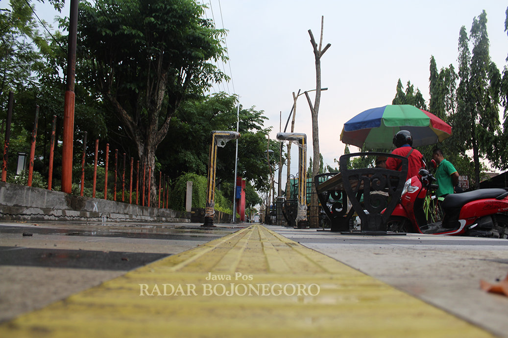 INFRASTRUKTUR: Pembangunan drainase dan trotoar di Jalan Rajekwesi telah rampung akhir Desember 2024 lalu.  (WAHYU DHANI ALFIANSYAH/RADAR BOJONEGORO)