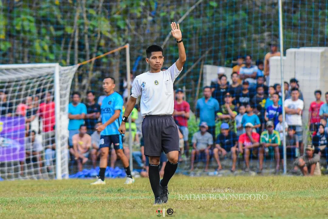 BERLISENSI: Tahun lalu, Agus Saifur Rochman baru mendapat lisensi wasit C2. Tahun ini, dipercaya memimpin Piala Soeratin Provinsi Jatim. (ISTIMEWA/RADAR BOJONEGORO)