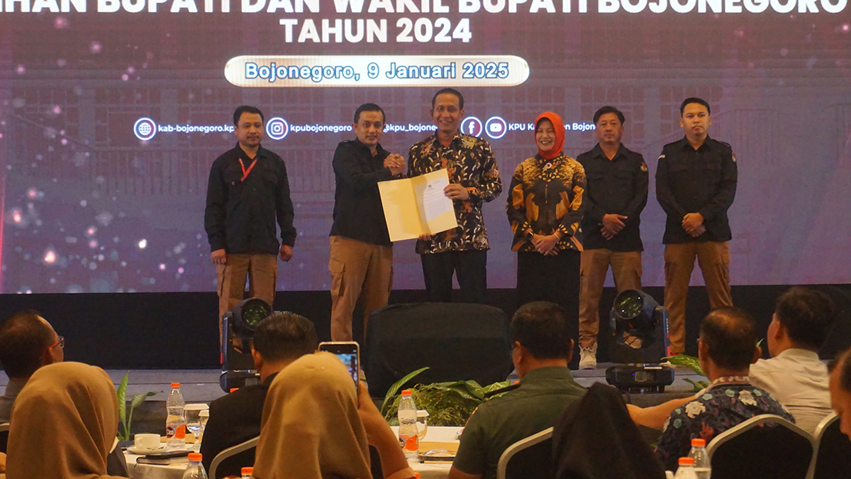 Setyo Wahono dan Nurul Azizah menerima salinan SK penetapan mereka sebagai Bupati & Wakil Bupati Bojonegoro terpilih dari KPUK Bojonegoro. (YUAN EDO/RADAR BOJONEGORO)