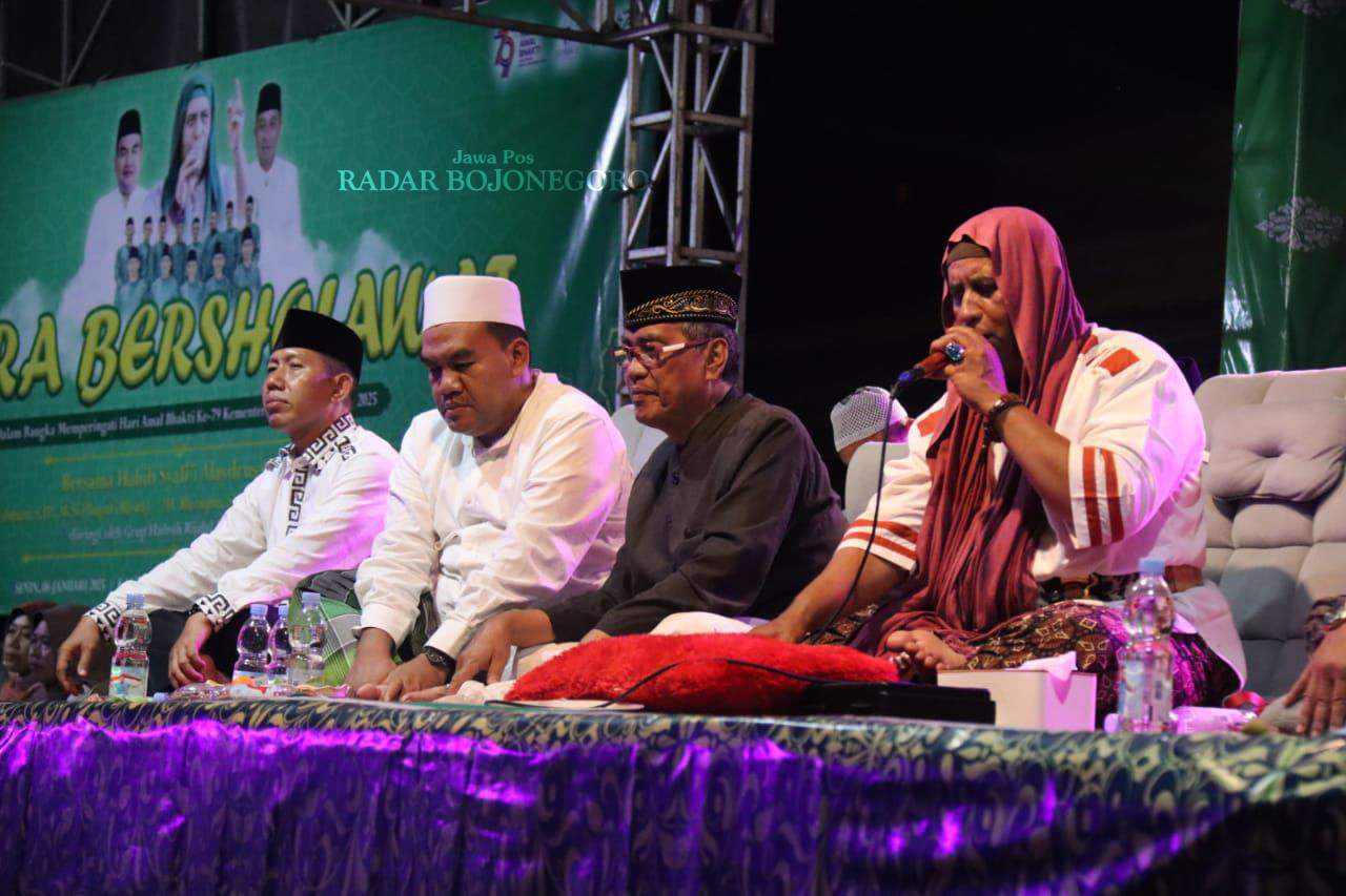 SINERGI: Pemkab Blora dan Kemenag Blora bersinergi menggelar acara salawat memperingati Hari Amal Bhakti ke-79 di Halaman Kantor Kemenag Blora, Senin malam lalu (6/1)