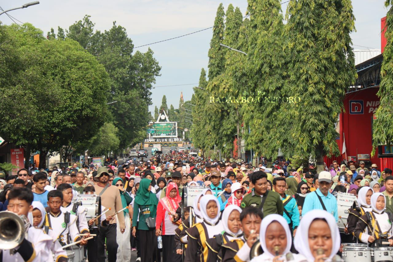 JALAN SEHAT: Ribuan warga Blora mengikuti acara jalan sehat dalam rangka peringatan HAB ke-79 pada Senin pagi lalu (6/1).