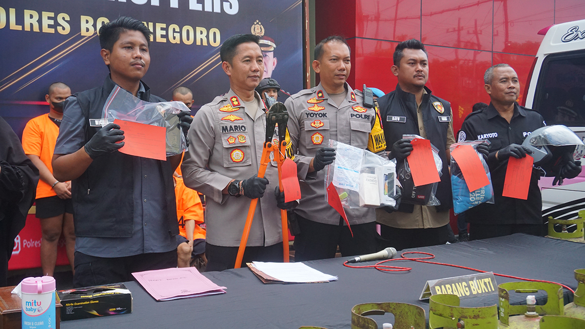 AKBP Mario Prahatinto (dua dari kiri) bersama jajaran kepolisian Polres Bojonegoro menunjukkan barang bukti pencurian elpiji dan barang elektronik pada Jumat pagi (10/1) (YUAN EDO/RADAR BOJONEGORO)
