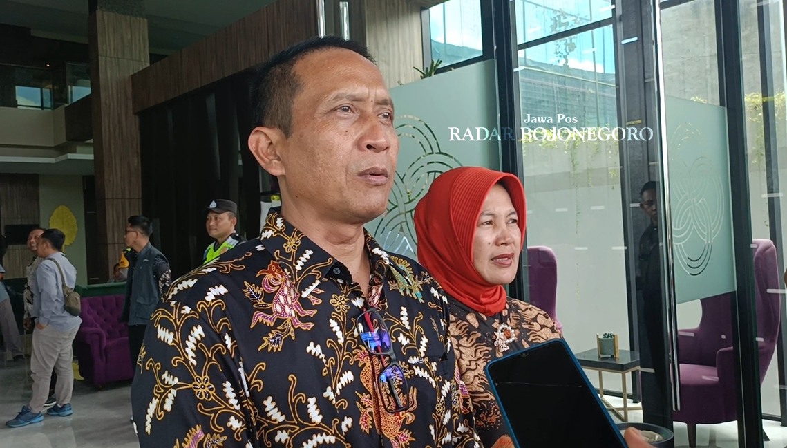 MENANG MUTLAK: Setyo Wahono dan Nurul Azizah memberikan keterangan kepada media usai ditetapkan KPUK Bojonegoro sebagai cabup-cawabup terpilih di Pilkada 2024. (YUAN EDO/RADAR BOJONEGORO)