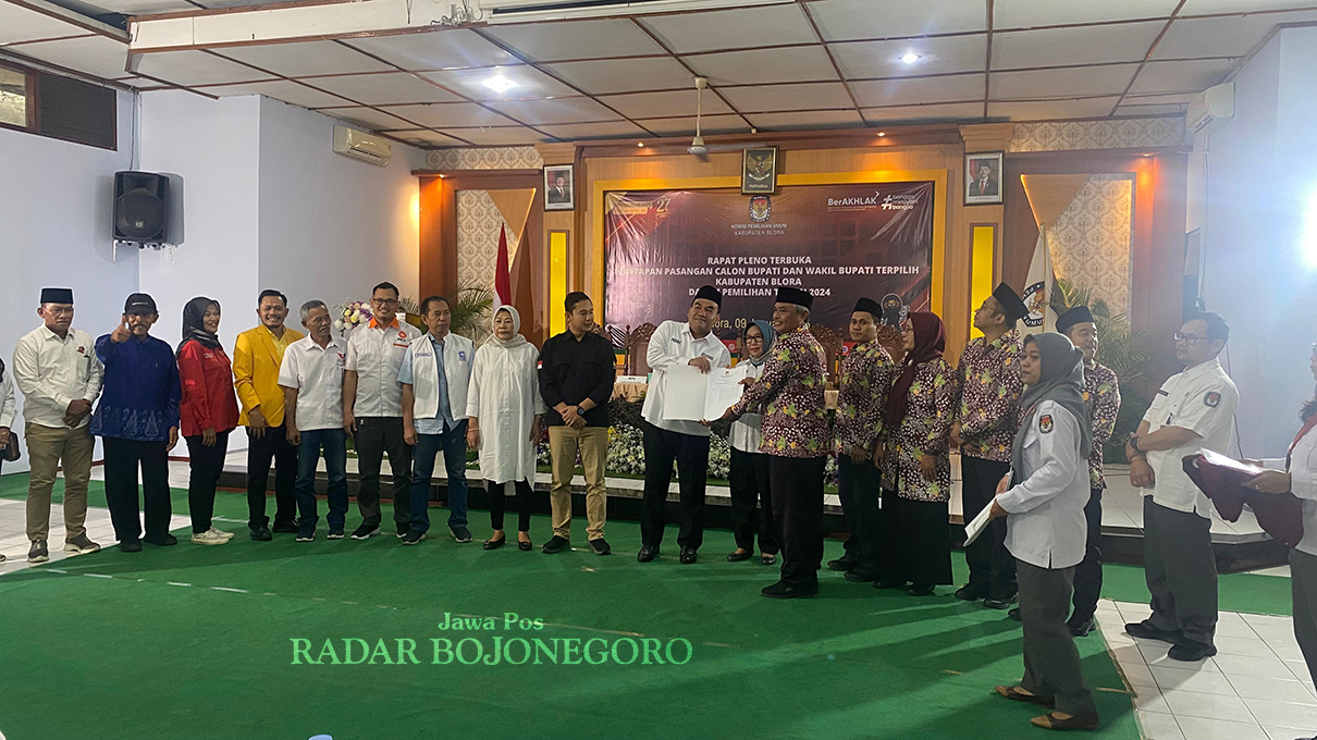 PEMENANG: KPU Blora menetapkan Paslon Asri sebagai pemenang Pilkada 2024 di Gedung PKPRI kemarin (9/1). Arief Rohman sebagai bupati dan Sri Setyorini sebagai wakil bupati periode 2024-2029. (ISTIMEWA/
