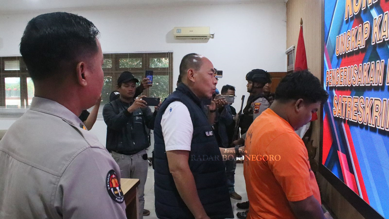 TERSANGKA: AK, 24, pemuda asal Desa Bajo, Kecamatan Kedungtuban merupakan salah satu dari dua tersangka perusakan rumah warga Desa Kemantren, Kecamatan Kedungtuban sedang diinterogasi Kasatreskrim Pol