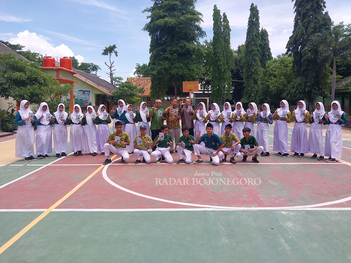 BANGGA: SMPN 1 Kanor secara konsisten menghidupkan gerakan literasi sejak 2018 dan telah menerbitkan empat buku. (ISTIMEWA/RADAR BOJONEGORO)