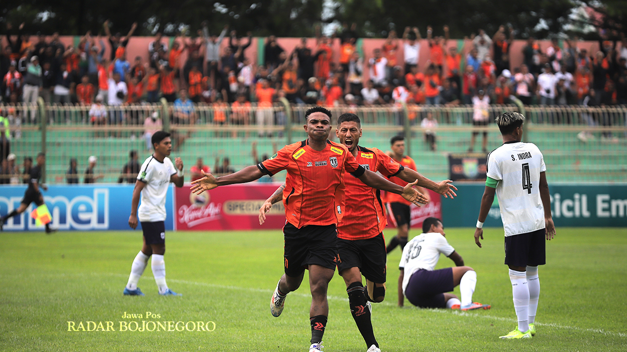 OPTIMISTIS: Osas Saha selebrasi usai menjebol gawang Rans Nusantara Sabtu (4/1) lalu. (YUAN EDO/RADAR BOJOENGORO)