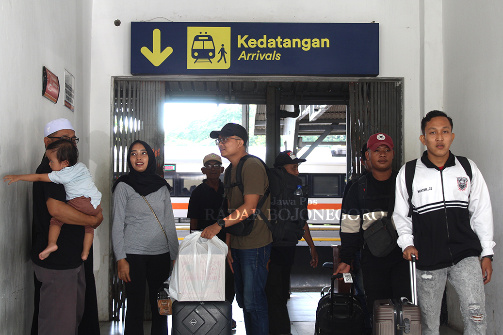 PENUMPANG KA: Penumpang KA di Stasiun Bojonegoro tak pernah sepi. Rencananya KA rute Surabaya-Jogjakarta via Bojonegoro bakal kembali beroperasi. (DHANI WAHYU ALFIANSYAH/RADAR BOJONEGORO)