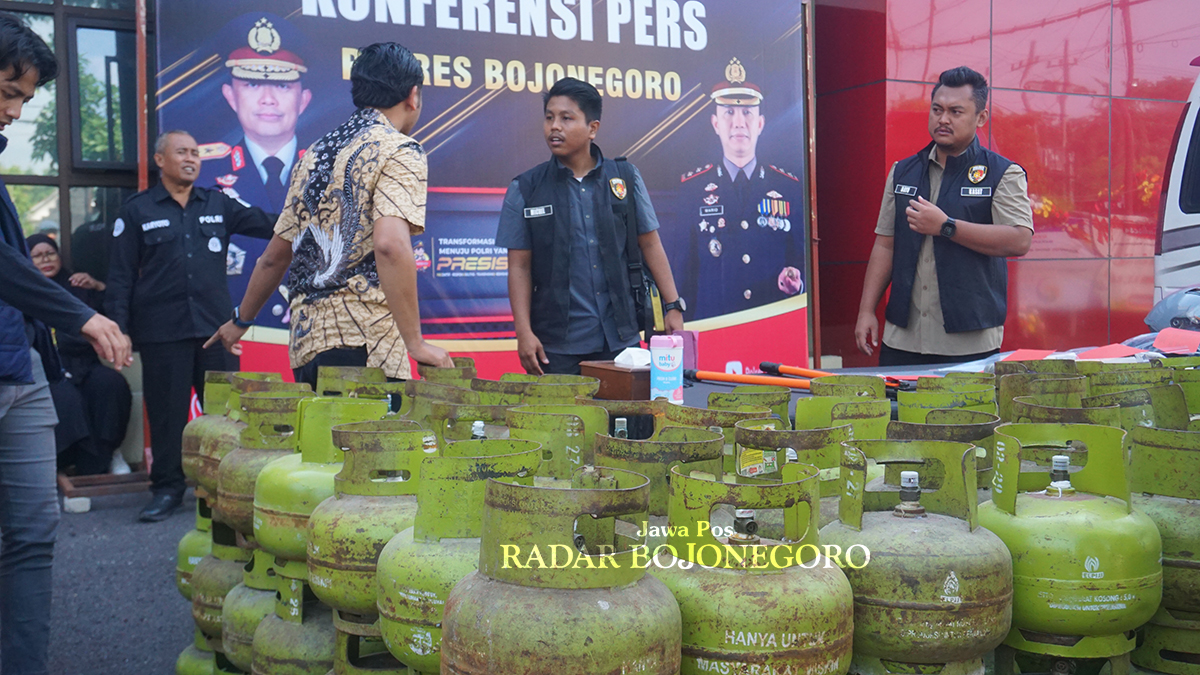 KASUS PENCURIAN: Ratusan tabung elpiji tiga kilogram jadi barang bukti aksi pencurian yang dilakukan dua pemuda berinisial VA dan RE asal Kabupaten Tuban. (YUAN EDO/RADAR BOJONEGORO)