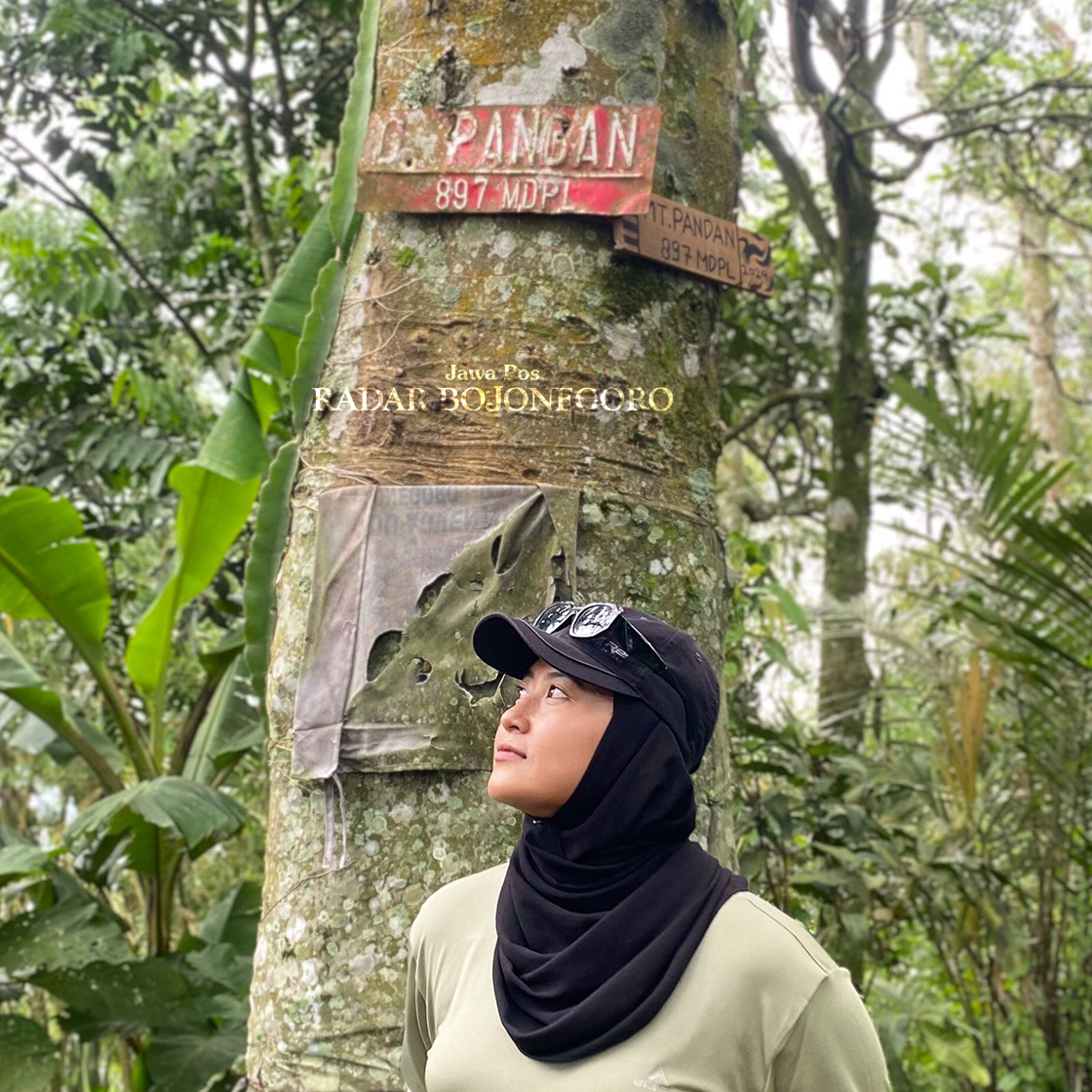 PUNCAK: Pendaki mengabadikan fotonya di puncak Gunung Pandan dengan ketinggian 897 MDPL. Bisa diakses dari Kecamatan Gondang dan Sekar. (YANA DWI KURNIYA WATI/RADAR BOJONEGORO)