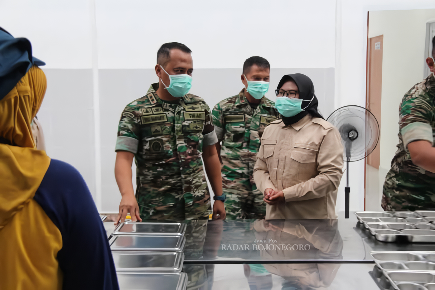 CEK KESIAPAN: Dandim 0721 Blora, Letkol Czi Yuli Hartanto bersama Ketua SPPG Blora Artika memeriksa kesiapan Dapur Sehat MBG. (M.LUKMAN HAKIM/RADAR BOJONEGORO)