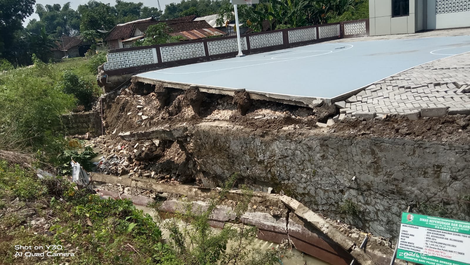 Kondisi depan GOR Kedungadem setelah TPT longsor yang berakibat pagar roboh. Pagar bakal segera diperbaiki awal tahun ini.