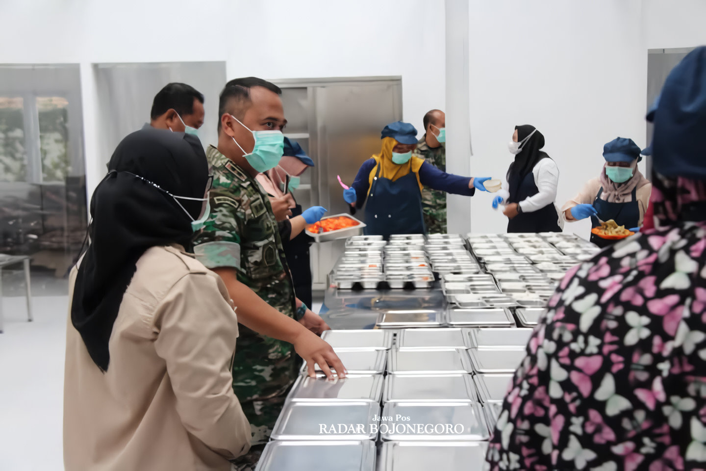 CEK KESIAPAN: Dandim 0721 Blora, Letkol Czi Yuli Hartanto bersama Ketua SPPG Blora Artika memeriksa kesiapan Dapur Sehat MBG. (M.LUKMAN HAKIM/RADAR BOJONEGORO)