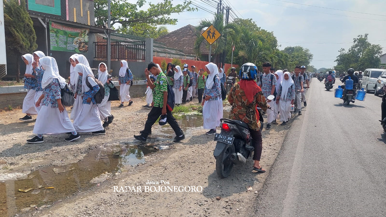 BIAYA: Para siswa SMP di Blora bersiap masuk sekolah. Bulan ini BOSP segera dicairkan. (M. LUKMAN HAKIM/RADAR BOJONEGORO)