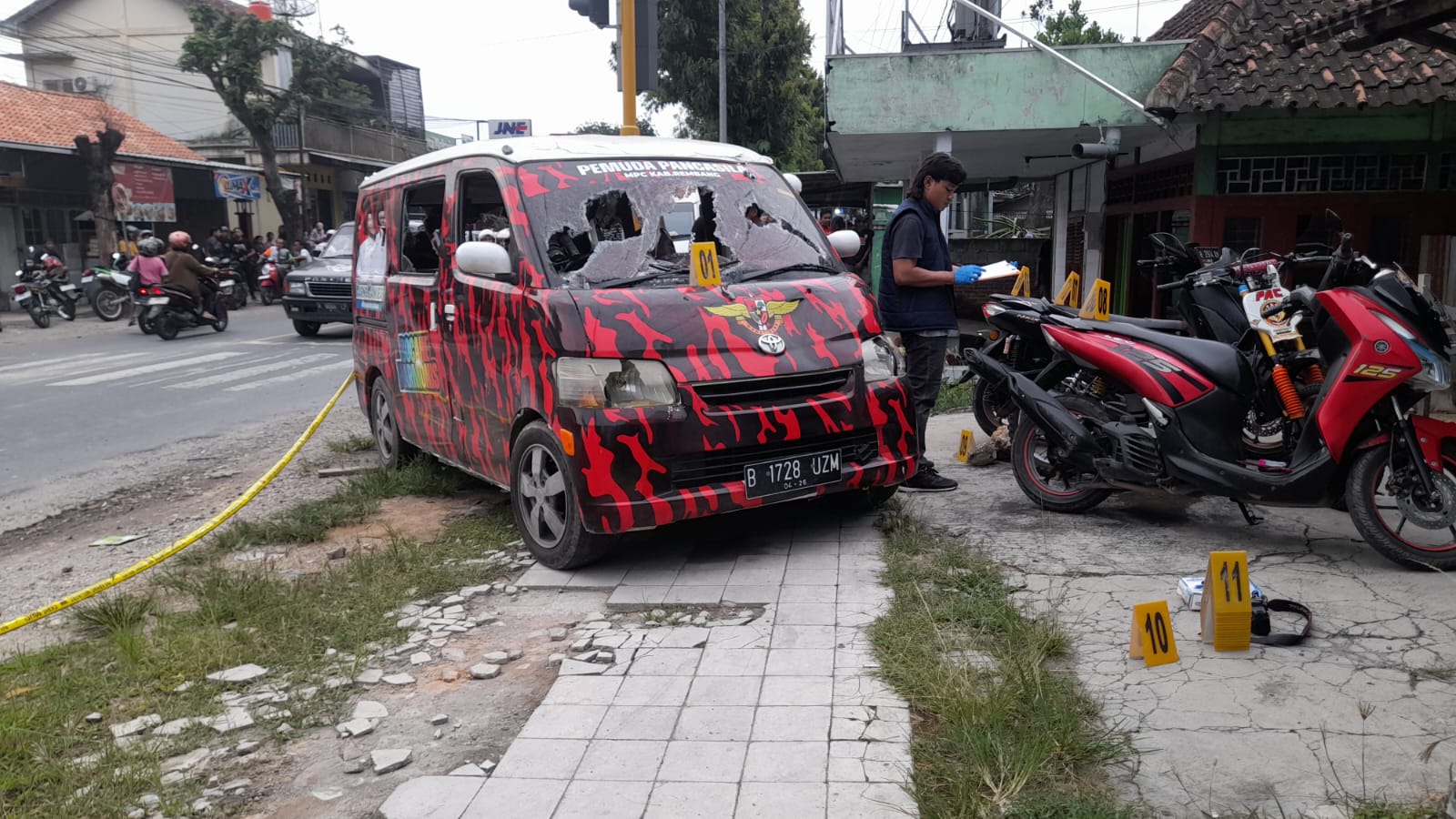 Kerusakan kendaraan akibat kerusuhan ormas Pemuda Pancasila dan GRIB di Blora, Selasa (14/1) sore.