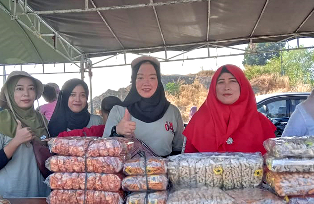 ULET: Ria Indah Kusuma Pitaloka (tengah) berprofesi sebagai dosen farmasi di Unugiri Bojonegoro dan juga kembangkan usaha camilan sejak 2019 lalu.